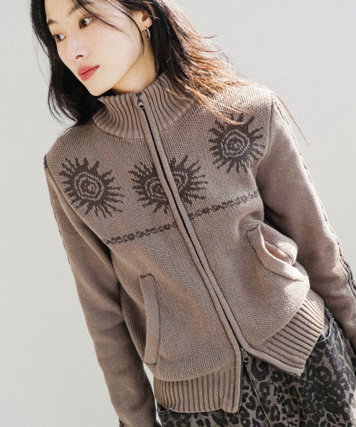 AAKAM(アーカム)の「Sun Jacquard Zip-Up Sweater (Brown)(ニット/セーター・レディース・その他・1/2)」の4枚目の写真