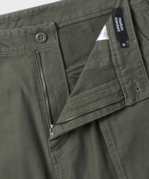 MUSINSA STANDARD（ムシンサスタンダード）の「ベージュサテンベルベットポケットファティーグパンツ[カーキ]（その他パンツ・メンズ・その他・26/33/34/36/38/40/42/27/28/29/30/31/32）」の3枚目の写真