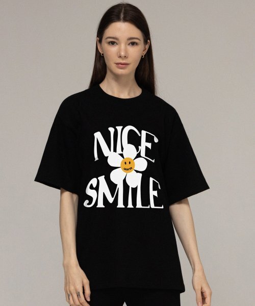 GRAVER（グレーバー）の「[ユニセックス]ナイススマイルロゴフラワー半袖Tシャツ_ブラック（Tシャツ/カットソー・レディース・ブラック・MEDIUM/LARGE/X-LARGE/SMALL）」の2枚目の写真