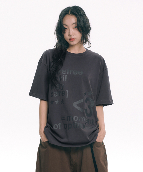 MOO（エムオーオー）の「ビッグタイポレタリング半袖 - ダークグレー（Tシャツ/カットソー・メンズ・チャコール・MEDIUM/LARGE）」の2枚目の写真