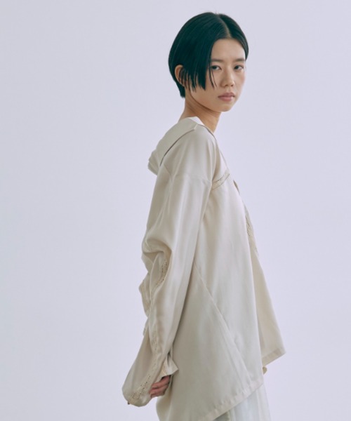 EN NEUME(エンノイム)の「Lace-Trim Satin Shirt Jacket(シャツ/ブラウス・レディース・アイボリー/ライトグリーン/ラベンダー・FREE)」の5枚目の写真