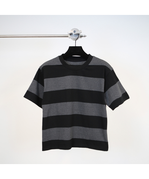 GOZER(ゴーザー)の「WANG STRIPE HALF T-SHIRT_CHARCOAL(Tシャツ/カットソー・メンズ・チャコール・MEDIUM/LARGE/X-LARGE)」の1枚目の写真