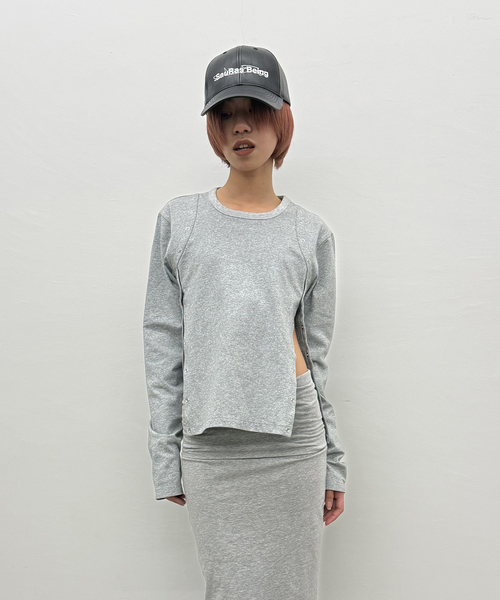 Oriens JOURNAL STANDARD（オリエンス ジャーナルスタンダード）の「ボタンディテールロングスリーブTee（Tシャツ/カットソー・レディース・グレー/レッド/ホワイト・FREE）」の3枚目の写真