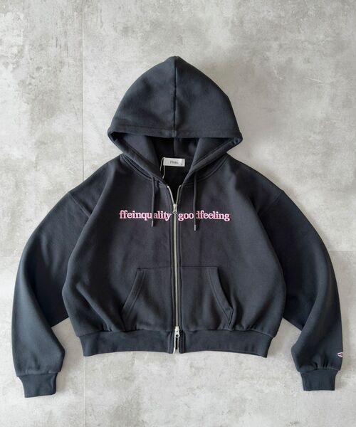FFEIN(フェイン)の「【FFEIN(フェイン)】センター3D刺繍立体フードショート丈ZIPパーカー / レディース パーカー 裏起毛 ヘビーウエイト フーディ ダブルジップ 【短丈】(パーカー・レディース・アッシュグレー/ブラック/ネイビー・FREE)」の21枚目の写真