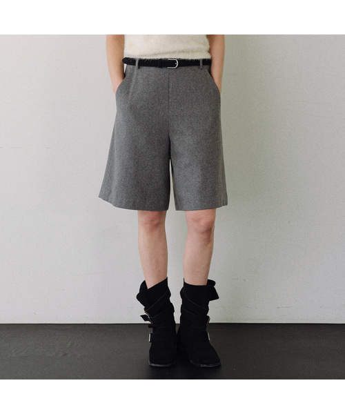 URAGO(ユラーゴ)の「Wool bermuda pants(その他パンツ・レディース・ブラウン/ライトグレー・SMALL/MEDIUM)」の2枚目の写真
