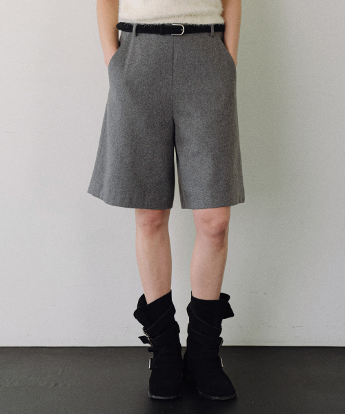 URAGO(ユラーゴ)の「Wool bermuda pants(その他パンツ・レディース・ブラウン/ライトグレー・SMALL/MEDIUM)」の4枚目の写真