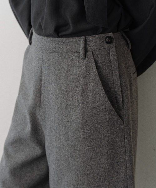 URAGO(ユラーゴ)の「Wool bermuda pants(その他パンツ・レディース・ブラウン/ライトグレー・SMALL/MEDIUM)」の5枚目の写真
