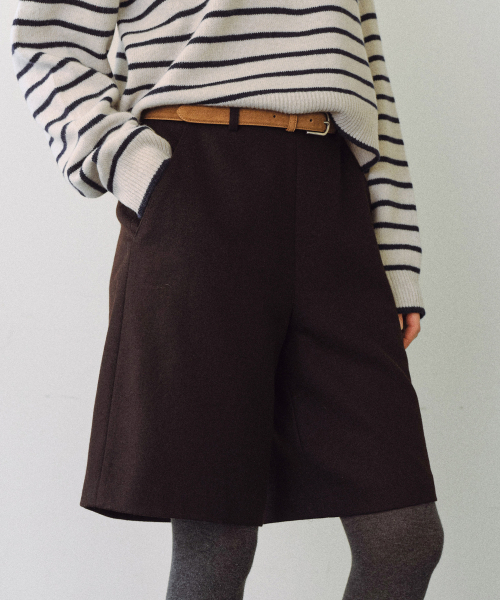 URAGO(ユラーゴ)の「Wool bermuda pants(その他パンツ・レディース・ブラウン/ライトグレー・SMALL/MEDIUM)」の6枚目の写真