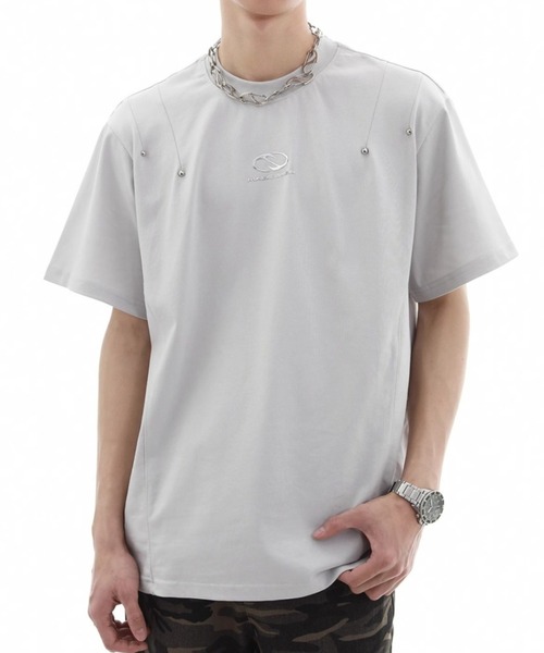lilful(リルフル)の「【26年春夏新作】リベットデザインTシャツ(Tシャツ/カットソー・メンズ・ブラック/グレー・M/L)」の1枚目の写真