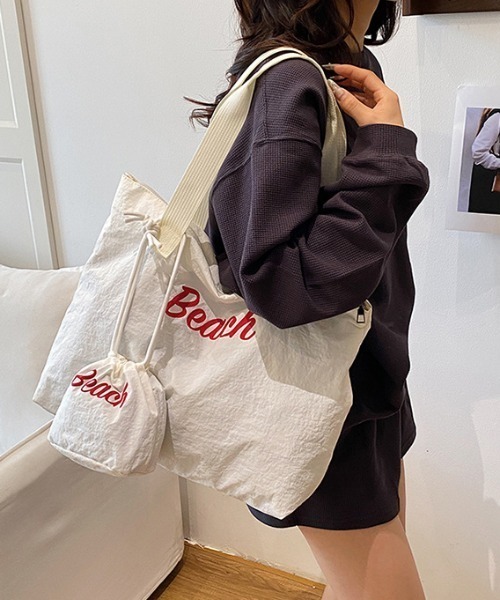 SHEPP（シープ）の「【ポーチ付き/大容量】ロゴプリント トートバッグ 巾着ポーチセット/A4対応◎（トートバッグ・レディース・レッド/ホワイト/ピンク/ブラック/ベージュ・F）」の11枚目の写真