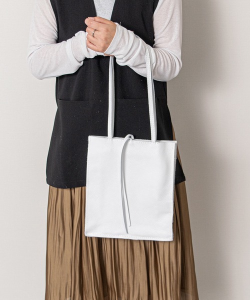 andrea cardone(アンドレアカルドネ)の「【ANDREA CARDONE】縦型デイリートート(Q66600)(トートバッグ・レディース・シルバー/ゴールド/ホワイト・ALL)」の1枚目の写真