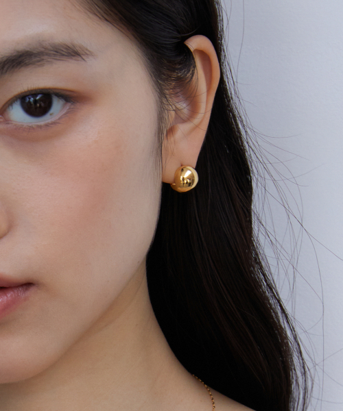 BYWEEKEND（バイウィーケンド）の「12mm ball touch earring（ピアス（両耳用）・レディース・シルバー/イエローゴールド・FREE）」の3枚目の写真