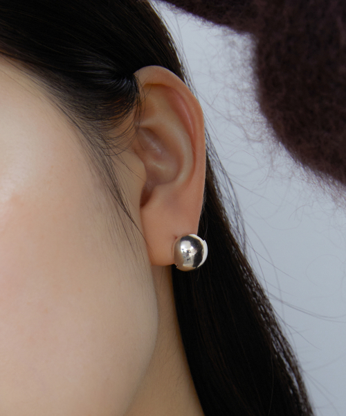 BYWEEKEND（バイウィーケンド）の「12mm ball touch earring（ピアス（両耳用）・レディース・シルバー/イエローゴールド・FREE）」の4枚目の写真