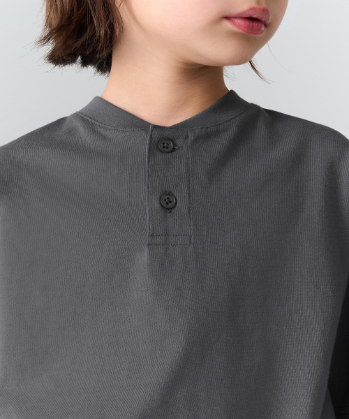 MUSINSA STANDARD KIDS（ムシンサスタンダードキッズ）の「オーバーサイズヘンリーネックTシャツ[ダークグレー]（Tシャツ/カットソー・レディース・その他・100/110/120/130/140/150/160）」の4枚目の写真