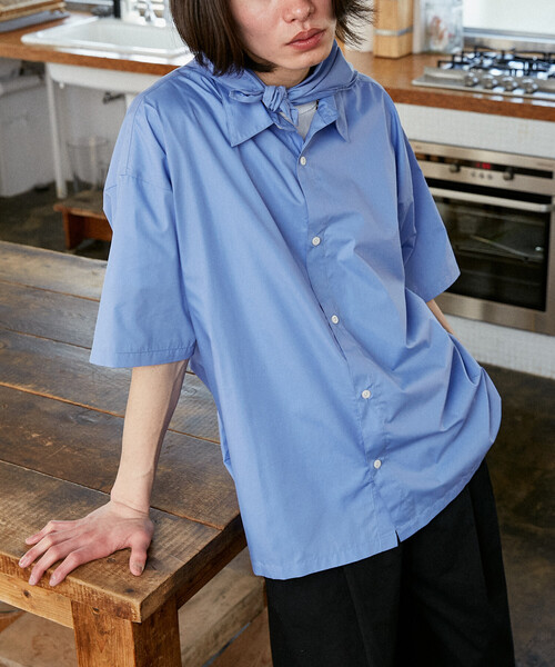 PUBLUX（パブリュクス）の「PUBLUX/パブリュクス LOVE POP STUDIO　スカーフ付きハーフスリーブシャツ　限定展開（シャツ/ブラウス・メンズ・サックスブルー/ベージュ/ブルー・LARGE/MEDIUM/SMALL）」の2枚目の写真