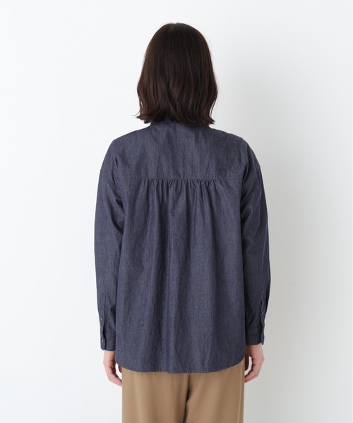 human woman（ヒューマンウーマン）の「◆ライトオンデニムシャツ（シャツ/ブラウス・レディース・ネイビー・MEDIUM）」の4枚目の写真