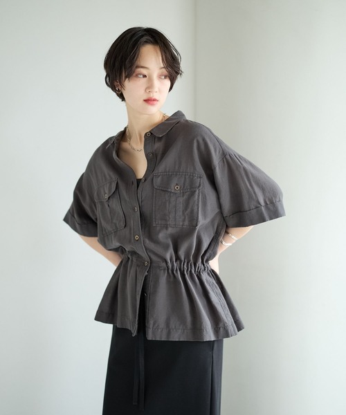 BAYFLOW（ベイフロー）の「[シルエットアレンジ可能]シアーサファリ半袖シャツ（シャツ/ブラウス・レディース・オフホワイト/カーキ/イエロー/チャコール・FREE）」の3枚目の写真