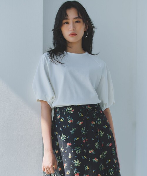 組曲 L(クミキョク オオキイサイズ)の「プレーティング天竺 バルーンスリーブカットソー(Tシャツ/カットソー・レディース・ホワイト系/ブラック系/ライトグレー系・5/6/7)」の1枚目の写真