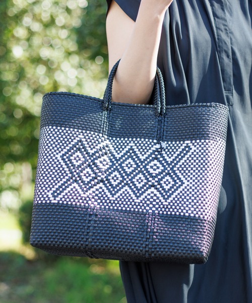 kuros'(クロス)の「【OJO DE MEX×kuros'別注】Plastico CAGO Tote Regular ROMBO ブラック×ホワイト M(かごバッグ・レディース・ブラック×ホワイト・MEDIUM)」の1枚目の写真