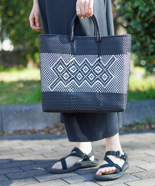 kuros'(クロス)の「【OJO DE MEX×kuros'別注】Plastico CAGO Tote Regular ROMBO ブラック×ホワイト M(かごバッグ・レディース・ブラック×ホワイト・MEDIUM)」の5枚目の写真