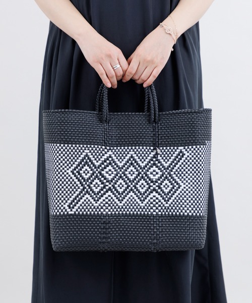 kuros'(クロス)の「【OJO DE MEX×kuros'別注】Plastico CAGO Tote Regular ROMBO ブラック×ホワイト M(かごバッグ・レディース・ブラック×ホワイト・MEDIUM)」の11枚目の写真