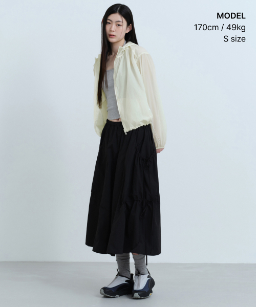 MUSINSA STANDARD WOMAN（ムシンサスタンダードウーマン）の「ウィメンズナイロンルチッドロングスカート[ブラック]（スカート・レディース・その他・MEDIUM/LARGE/SMALL/X-SMALL）」の2枚目の写真