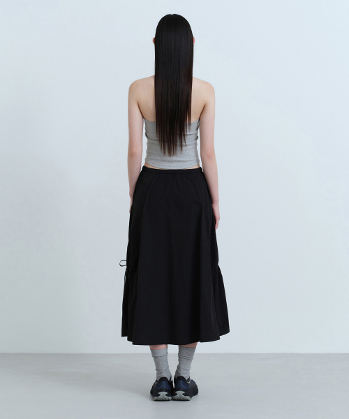 MUSINSA STANDARD WOMAN（ムシンサスタンダードウーマン）の「ウィメンズナイロンルチッドロングスカート[ブラック]（スカート・レディース・その他・MEDIUM/LARGE/SMALL/X-SMALL）」の3枚目の写真