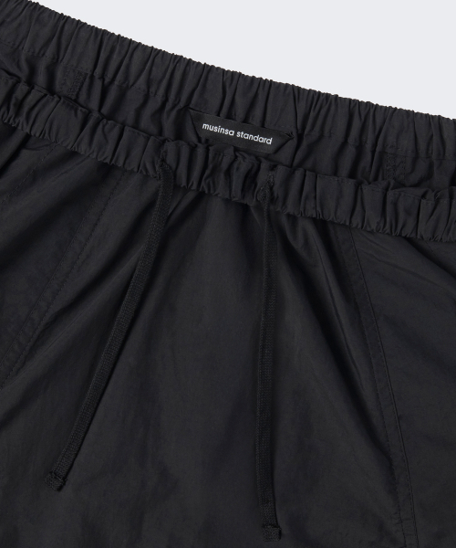 MUSINSA STANDARD WOMAN（ムシンサスタンダードウーマン）の「ウィメンズナイロンルチッドロングスカート[ブラック]（スカート・レディース・その他・MEDIUM/LARGE/SMALL/X-SMALL）」の6枚目の写真