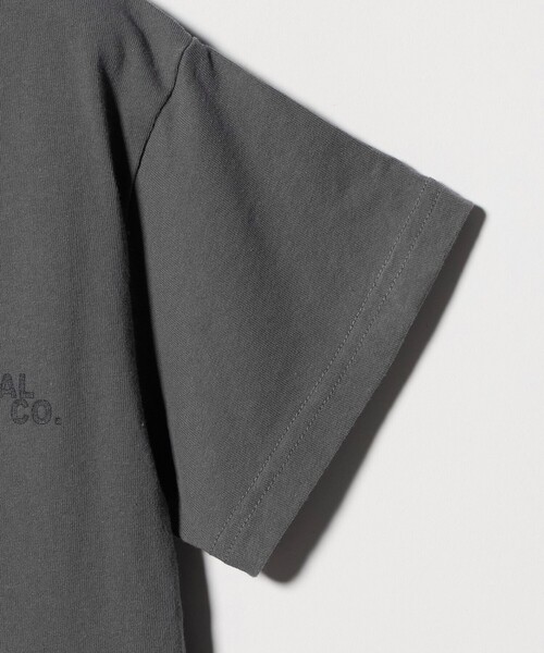 UNIVERSAL OVERALL(ユニバーサルオーバーオール)の「【別注】<UNIVERSAL OVERALL>ロゴ Tシャツ / キッズ 100cm-130cm(Tシャツ/カットソー・キッズ・グレー系/ブラック・S(120-130cm)/XS(100-110cm))」の5枚目の写真