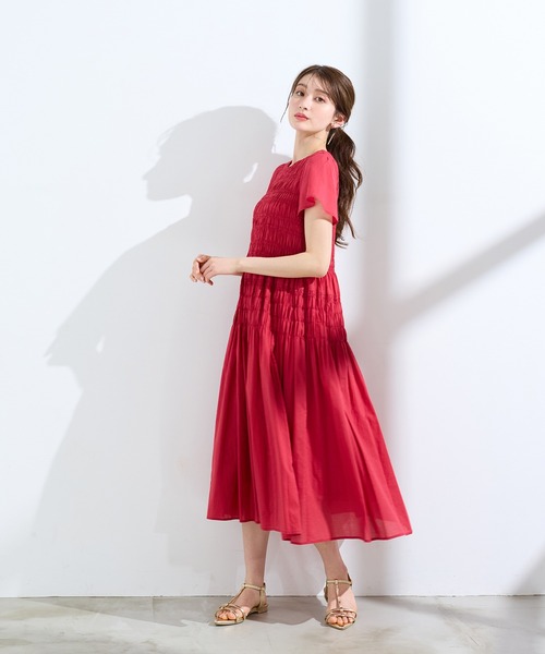 Rose Tiara（ローズティアラ）の「シャーリングマキシ丈ワンピース（ワンピース・レディース・ブラウン/レッド/ネイビー・38/42/46）」の12枚目の写真