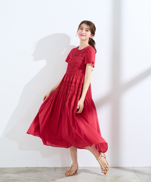 Rose Tiara（ローズティアラ）の「シャーリングマキシ丈ワンピース（ワンピース・レディース・ブラウン/レッド/ネイビー・38/42/46）」の14枚目の写真