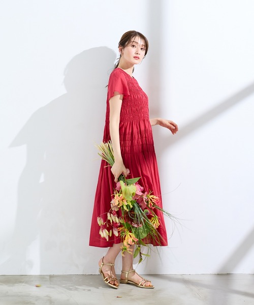 Rose Tiara（ローズティアラ）の「シャーリングマキシ丈ワンピース（ワンピース・レディース・ブラウン/レッド/ネイビー・38/42/46）」の17枚目の写真