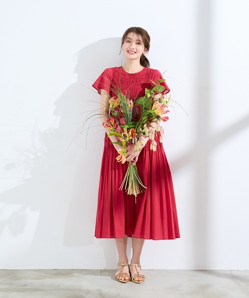 Rose Tiara（ローズティアラ）の「シャーリングマキシ丈ワンピース（ワンピース・レディース・ブラウン/レッド/ネイビー・38/42/46）」の19枚目の写真