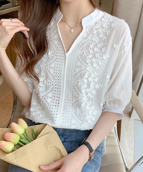 mielu(ミエル)の「Vネック花柄レースブラウス(シャツ/ブラウス・レディース・ホワイト・LARGE/MEDIUM)」の1枚目の写真
