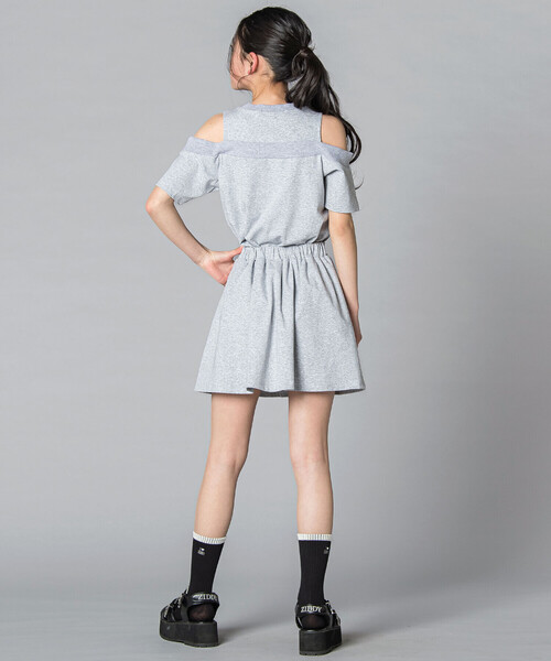 ZIDDY(ジディ)の「オフショルダートップス&スカートSET(130~160cm)(セットアップ・キッズ・グレー/ブラック・130cm/140cm/FREE/150cm)」の7枚目の写真