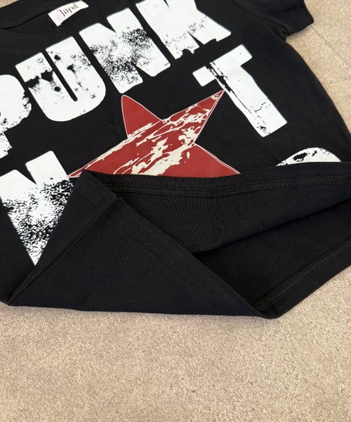 lilful(リルフル)の「【26年春夏新作】グラフィックロゴクロップド半袖Tシャツ(Tシャツ/カットソー・レディース・ブラック・M/S)」の12枚目の写真
