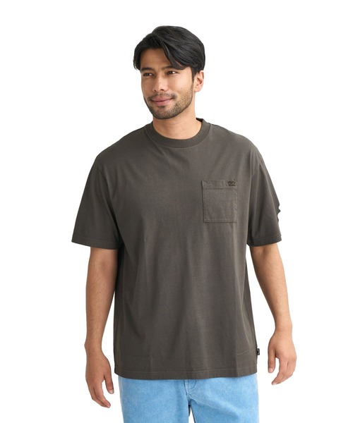 BILLABONG(ビラボン)の「BILLABONG メンズ 【OVER FIT】ESSENTIAL Tシャツ 【2026年春夏モデル】(Tシャツ/カットソー・メンズ・ブラック系その他/オフホワイト/レッド/ブルー系その他・X-LARGE/LARGE/MEDIUM)」の3枚目の写真