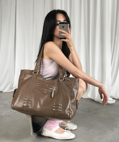 RAIMENT(レイメント)の「Stud Band Big Bag_Mud Brown(ショルダーバッグ・レディース・その他・FREE)」の4枚目の写真