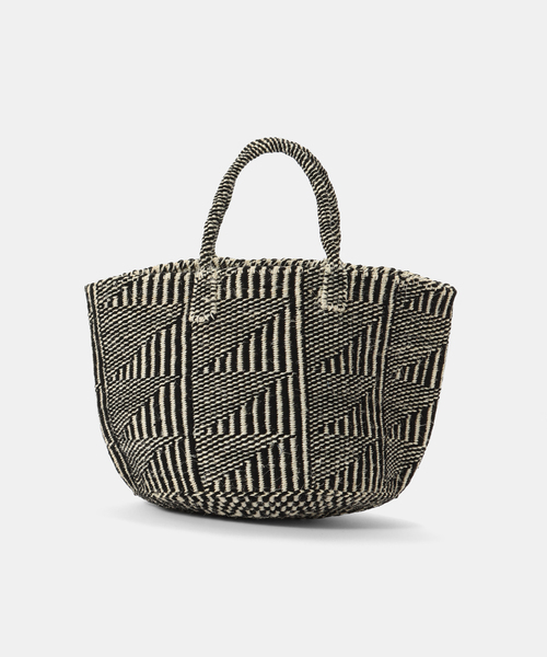 B.C STOCK(ベーセーストック)の「AFRICAN SQUARE / アフリカンスクエア サイザルバッグ フラッグ 12インチ(かごバッグ・レディース・ブラック/レッド・FREE)」の1枚目の写真