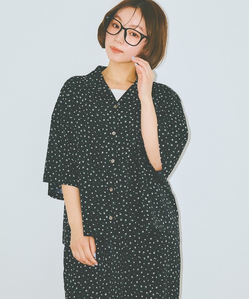 COLORME(カラーミー)の「【AKB48 伊藤百花 着用】小花柄開襟シャツ(シャツ/ブラウス・レディース・ブラック/ホワイト・FREE)」の2枚目の写真