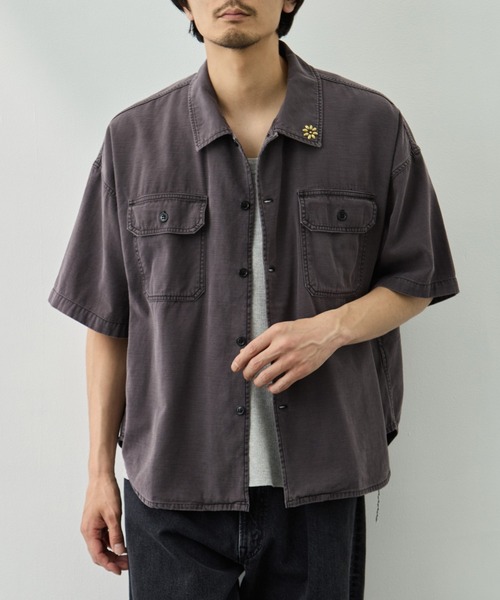 REMI RELIEF(レミレリーフ)の「【REMI RELIEF/レミレリーフ】WIDE MILITARY S/S SHIRT(小花スタッズ)(シャツ/ブラウス・メンズ・ダークグレー/カーキ・M/L/XL)」の2枚目の写真