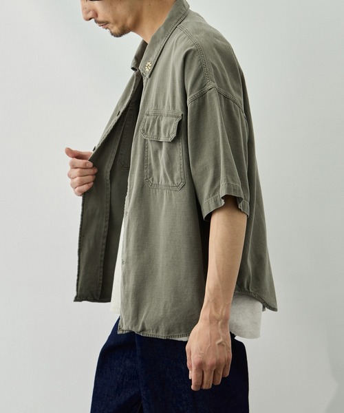 REMI RELIEF(レミレリーフ)の「【REMI RELIEF/レミレリーフ】WIDE MILITARY S/S SHIRT(小花スタッズ)(シャツ/ブラウス・メンズ・ダークグレー/カーキ・M/L/XL)」の13枚目の写真