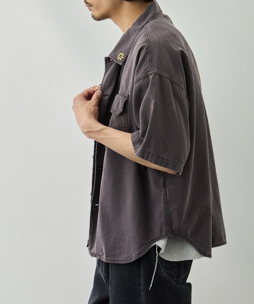 REMI RELIEF(レミレリーフ)の「【REMI RELIEF/レミレリーフ】WIDE MILITARY S/S SHIRT(小花スタッズ)(シャツ/ブラウス・メンズ・ダークグレー/カーキ・M/L/XL)」の8枚目の写真