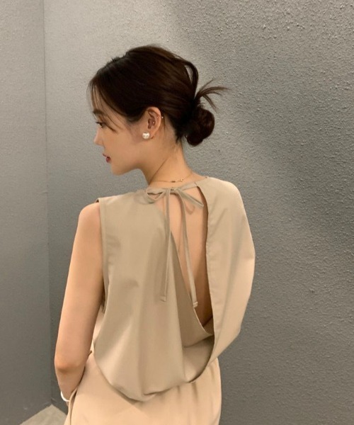 FAVORITO(ファヴォリート)の「ノースリーブバックリボンシャツ(シャツ/ブラウス・レディース・モカ/ホワイト/ブラック・F)」の1枚目の写真