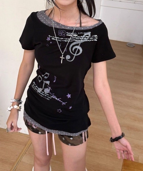 SHEPP(シープ)の「音符グラフィック×レイヤード風 アシンメトリーTシャツ(Tシャツ/カットソー・レディース・ブラック・F)」の2枚目の写真