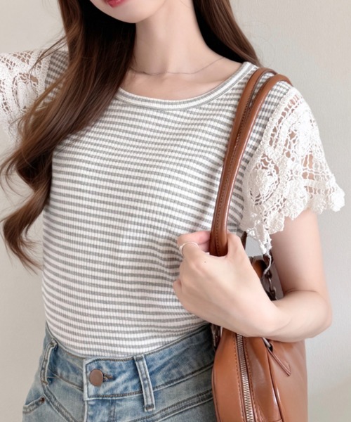 Ada.(エイダ)の「かぎ針編み風 レース 袖 リブ ボーダー カットソー(Tシャツ/カットソー・レディース・レッド/グレー/ブラック・FREE)」の1枚目の写真