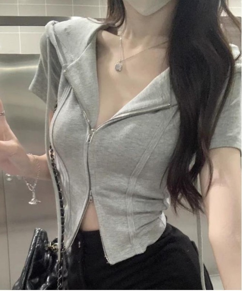 Emilie(エミリー)の「シンプルクロップド丈パーカー(パーカー・レディース・ブラック/グレー・FREE)」の2枚目の写真