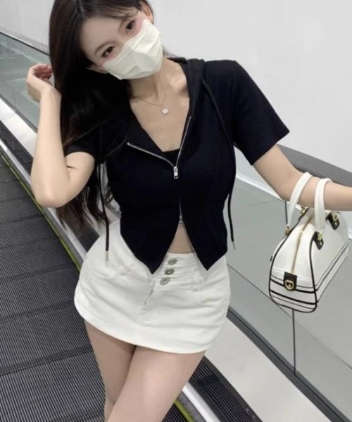 Emilie(エミリー)の「シンプルクロップド丈パーカー(パーカー・レディース・ブラック/グレー・FREE)」の1枚目の写真