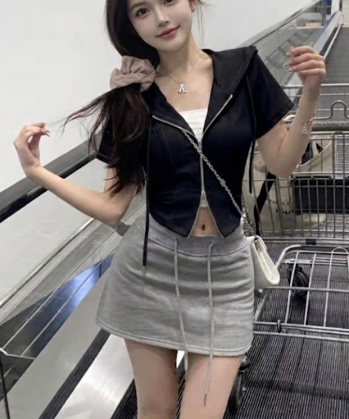 Emilie(エミリー)の「シンプルクロップド丈パーカー(パーカー・レディース・ブラック/グレー・FREE)」の4枚目の写真