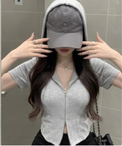 Emilie(エミリー)の「シンプルクロップド丈パーカー(パーカー・レディース・ブラック/グレー・FREE)」の9枚目の写真